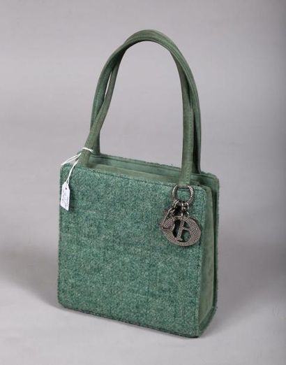 null Un petit sac Dior en lainage et daim vert.