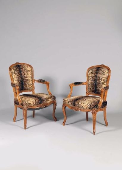 null Paire de fauteuils cabriolets de style Louis XV en bois clair sculpté et mouluré....