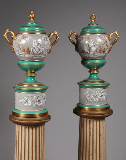 null Paire de grands vases couverts à deux anses décoratifs en porcelaine de Paris...