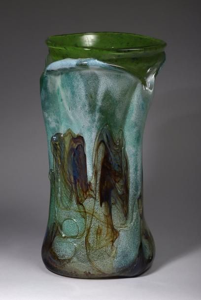 Jean Claude NOVARO (1943-2015) 
Grand vase en verre pincé à décor marmoréen dans...