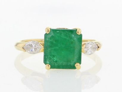 null Bague en or jaune 18K (750°/00) sertie d'une émeraude carrée à pans coupés,...