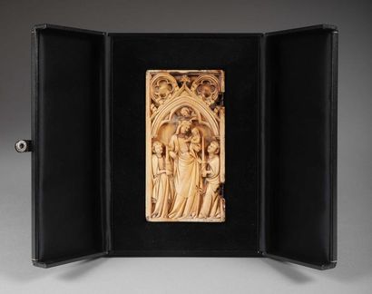 null Volet gauche d'un diptyque en ivoire profondément sculpté représentant la Vierge...
