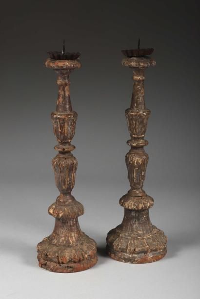 null Paire de petits pique-cierge en bois tourné et sculpté anciennement argentés....