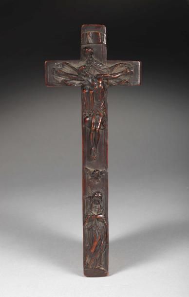 null Crucifix trinitaire faisant reliquaire en buis, sculpté sur les deux faces....