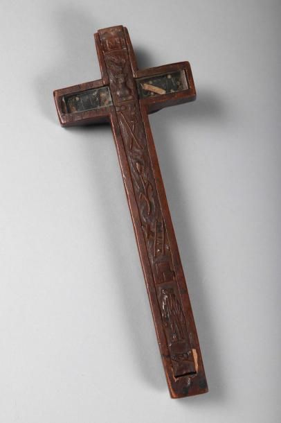 null Crucifix trinitaire faisant reliquaire en buis, sculpté sur les deux faces....