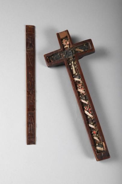 null Crucifix trinitaire faisant reliquaire en buis, sculpté sur les deux faces....