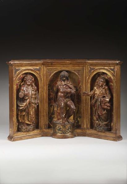 null Panneau fixe formant triptyque en bois sculpté doré et polychrome. Italie XVIIIe...