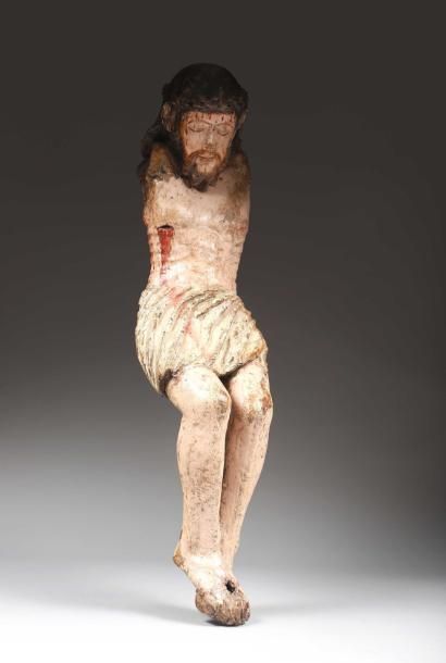 null Christ en bois sculpté et polychromé. Tête inclinée sur l'épaule droite, ceinte...