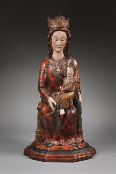 null Vierge à l'Enfant en bois sculpté, polychromé et doré, dos évidé. Assise sur...
