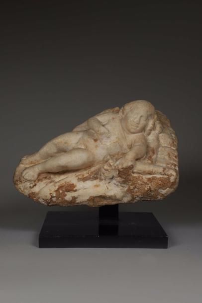 null Fragment de relief Figurant Eros enfant, nu, endormi près de son carquois.
...