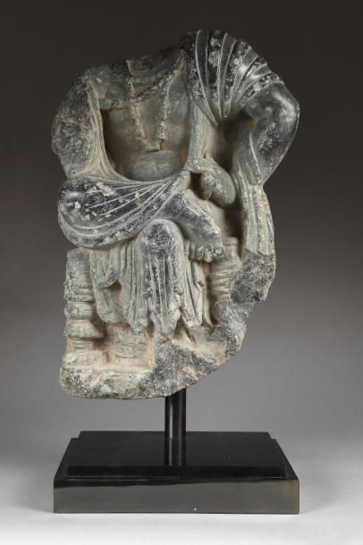 null Statue fragmentaire de Boddhisattva Le Boddhisattva est représenté assis, les...