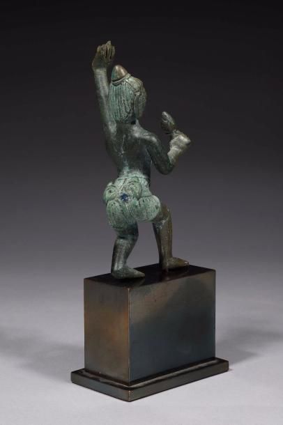 null Figurine Représentant un danseur, portant un pagne noué à l'arrière, coiffé...