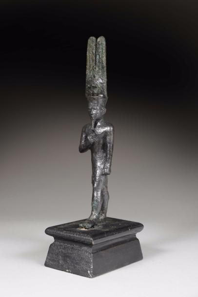 null Statuette Figurant le dieu Amon, représenté dans l'attitude de la marche, le...