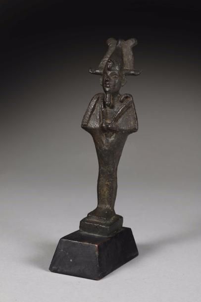 null Statuette représentant Osiris momiforme.
 Il porte la barbe postiche et les...