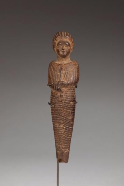 null Figure féminine Personnage momiforme Bois Egypte, Epoque romaine H: 14 cm