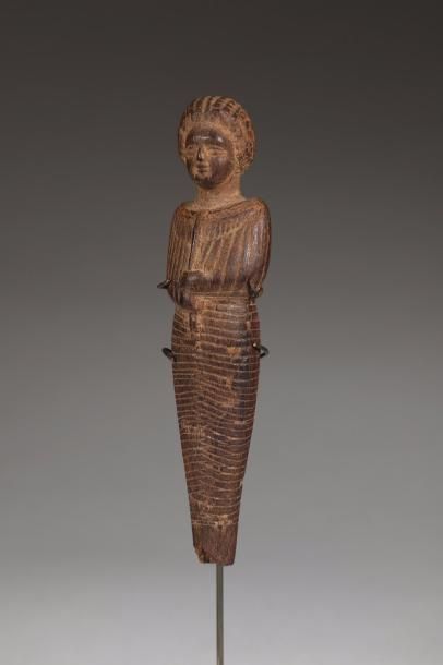 null Figure féminine Personnage momiforme Bois Egypte, Epoque romaine H: 14 cm