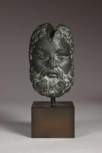 null Rare pierre à aiguiser Prenant la forme d'une tête d'Hercule d'âge mur, barbu.
...
