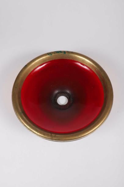 null Crachoir de dentiste en verre rouge avec bord en laiton. D. 28.5cm.