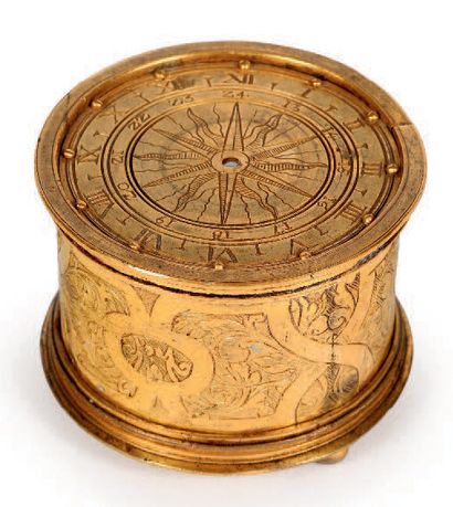 null Boîtier d'une montre-tambour en laiton dorégravé de banderoles et feuillages;...