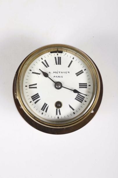 null Horloge de bord en laiton signée 'A. Metayer Paris'.
Cadran en émail blanc,...