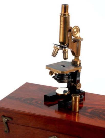 Grand microscope composé signé 'Carl Jena
N°...