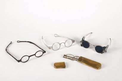null Quatre paires de lunettes du XIXe siècle dont une à neige en argent à double...