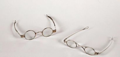 null Deux paires de lunettes en argent dont une poinçonnée, l'autre à bras extensible...