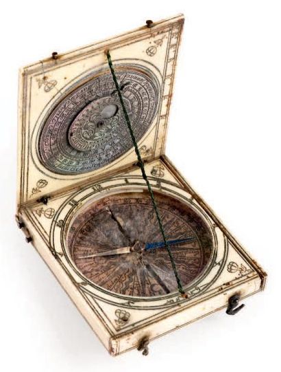 null Cadran solaire diptyque azimutal-magnétique en ivoire, non-signé, vers 1670;
Face...