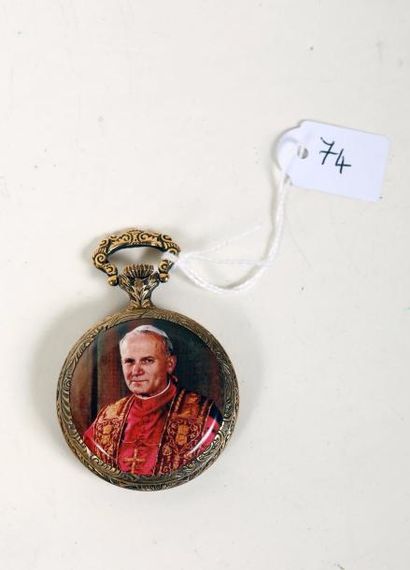 null Montre savonnette en métal doré le fond avec un portrait du Pape Jean-Paul ...