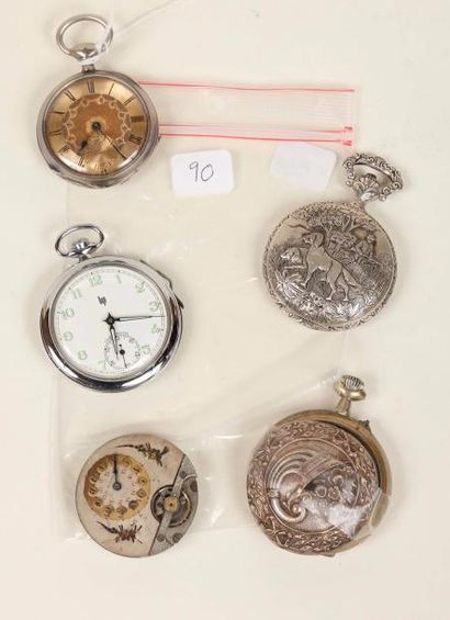 null Cinq montres en argent et métal dont deux avec boîtiers décorés.
