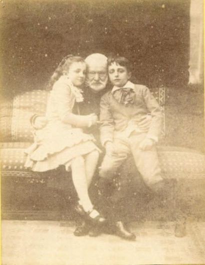 MELANDRI Victor Hugo et ses petits-enfants, vers 1875. Tirage albuminé 13,1 x 10,1...