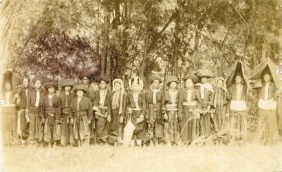 null ASIE. Groupe de l'ethnie Miao, vers 1890. Tirage argentique d'époque 9,6 x 15,5...