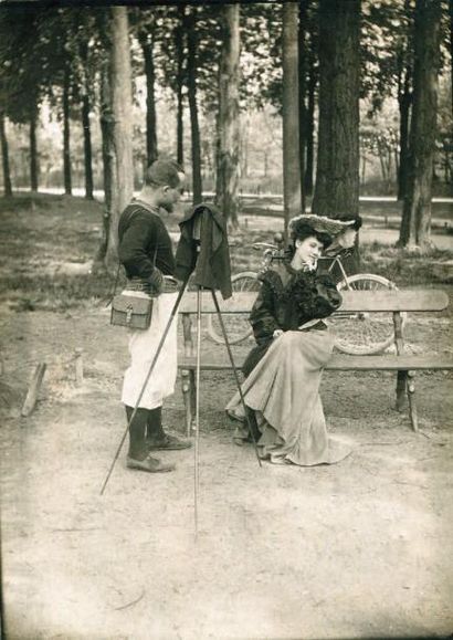 null Photographe non identifié. Le photographe et son modèle, vers 1910. Tirage argentique...