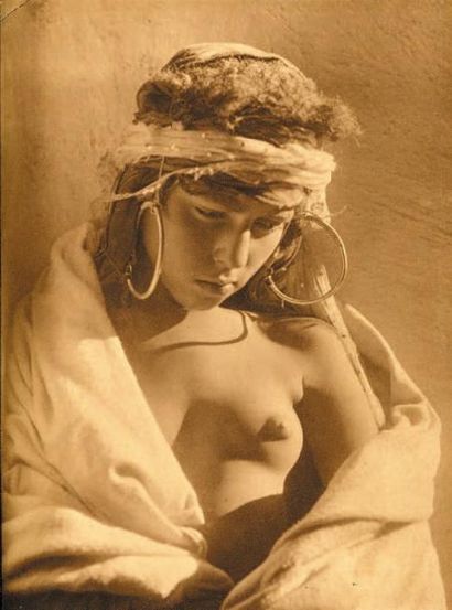 LEHNERT & LANDROCK Portrait de jeune fille, vers 1910. Tirage d'époque en héliogravure...