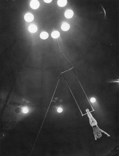 Gaston PARIS (né en 1905). [attribué à] Cirque Médrano, vers 1935. Tirage argentique...