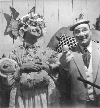 Gaston PARIS Deux clowns du Bertram Mills Circus, vers 1935. Tirage argentique d'époque...