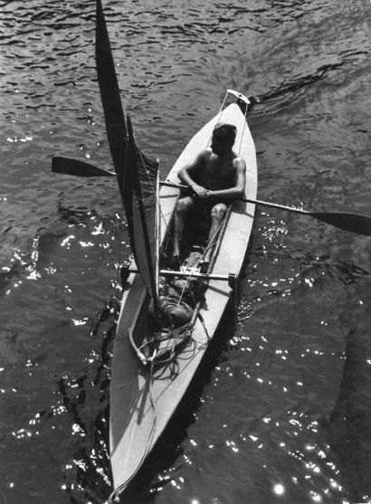 Heinz von PERCKHAMMER (1895-1965) Homme en canoë, vers 1935. Tirage argentique d'époque...