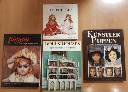 null Lot de 4 volumes: Les poupées par Antonia FRASER, editions Hachette Doll's Houses...