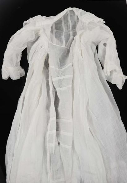 null Une robe de baptême en linon blanc (accidents)