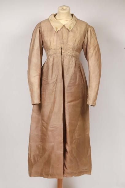 null Robe, XIXème siècle, en soie beige doublée de coton, col brodé de fleurettes,...