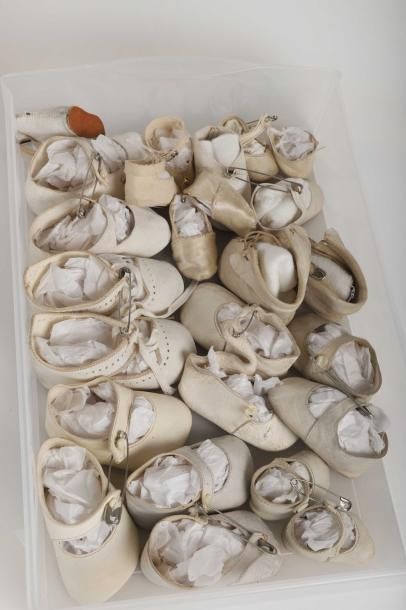 null Lot de 12 paires de souliers de poupée en peau blanche et 1 paire de bottin...