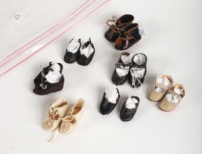 null Lot de 7 paires de souliers pour petites poupées noirs, marron et blanc