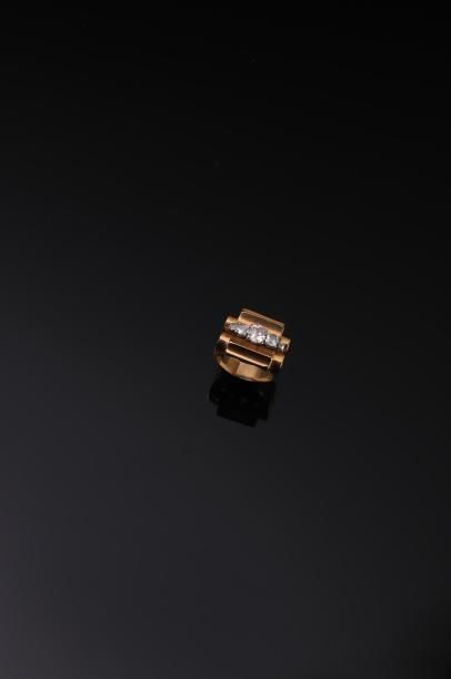 null Bague «Tank» en or jaune 18K (750°/00) sertie de cinq diamants de taille ancienne,...