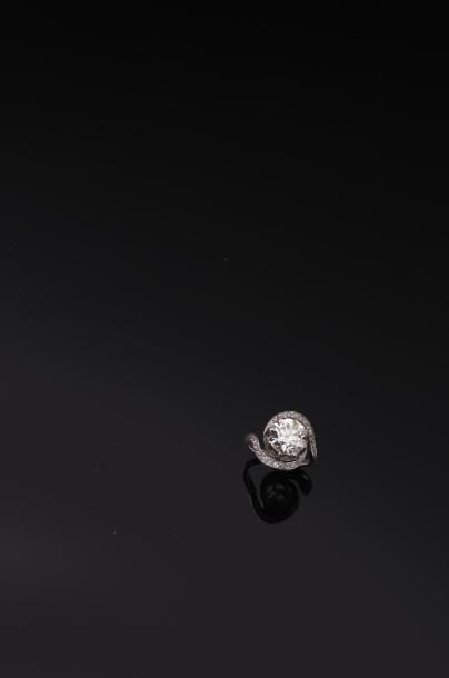 null Bague «tourbillon» en platine (950°/00) ornée de diamants de taille ancienne,...