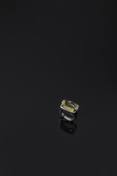 Bulgari. Modèle Allegra 
Bague en or gris 18K (750°/00) sertie d'un quartz lemon...