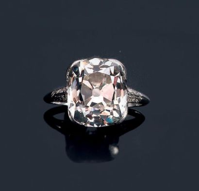 null Bague en platine (950°/00) sertie d'un diamant de forme rectangulaire, taille...