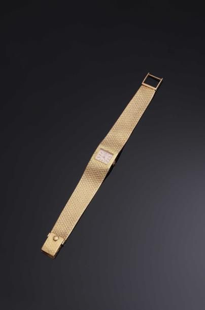 PATEK PHILIPPE 
Montre-bracelet de dame en or jaune 18K (750°/00). Cadran carré intégré...