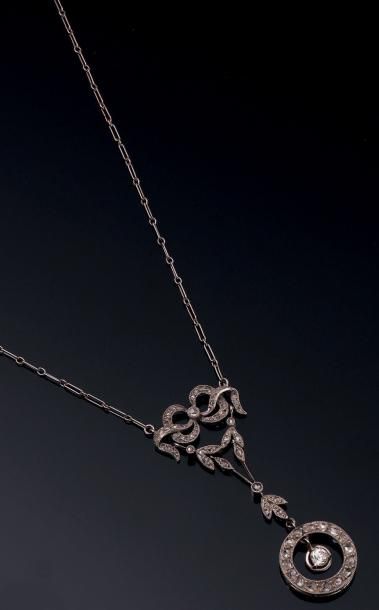 null Collier en or blanc 18K (750°/00) centré d'un motif de noeud serti de diamants...