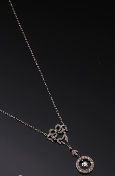 null Collier en or blanc 18K (750°/00) centré d'un motif de noeud serti de diamants...