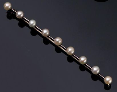 null Broche barrette en platine (950°/00) rehaussée de neuf perles de culture.
Début...